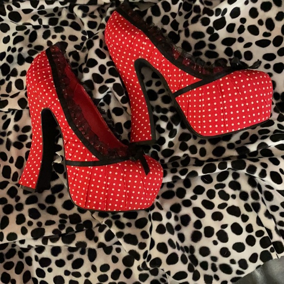 Size 8 - Super Cute Red and White Polka-dotted Platform Shoes - Picture 3 of 9